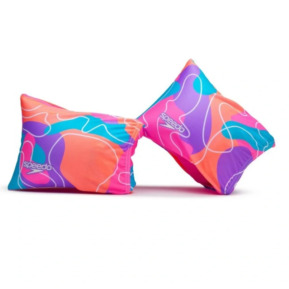 Inflatable fabric cuffs for children from the Speedo brand.